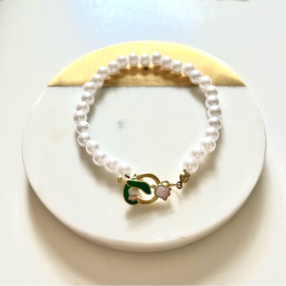 Fake Pearl with Gold Tone Hardware Tulip Clasp  Costume Jewelry Bracelet - Picture 2 of 4